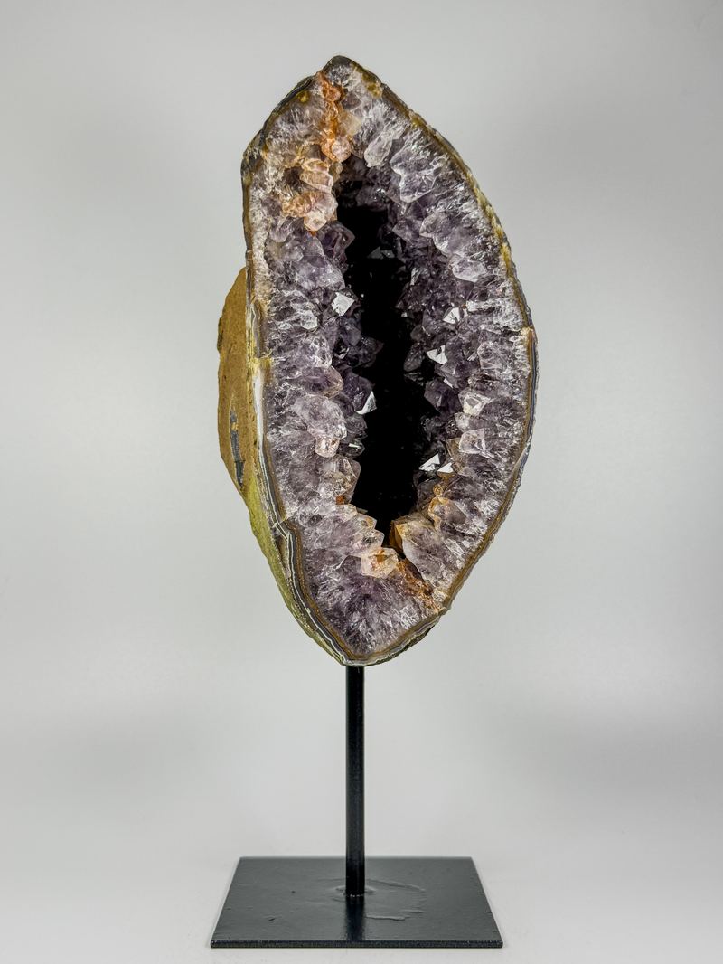 Open amethist geode met diep paarse kristallen